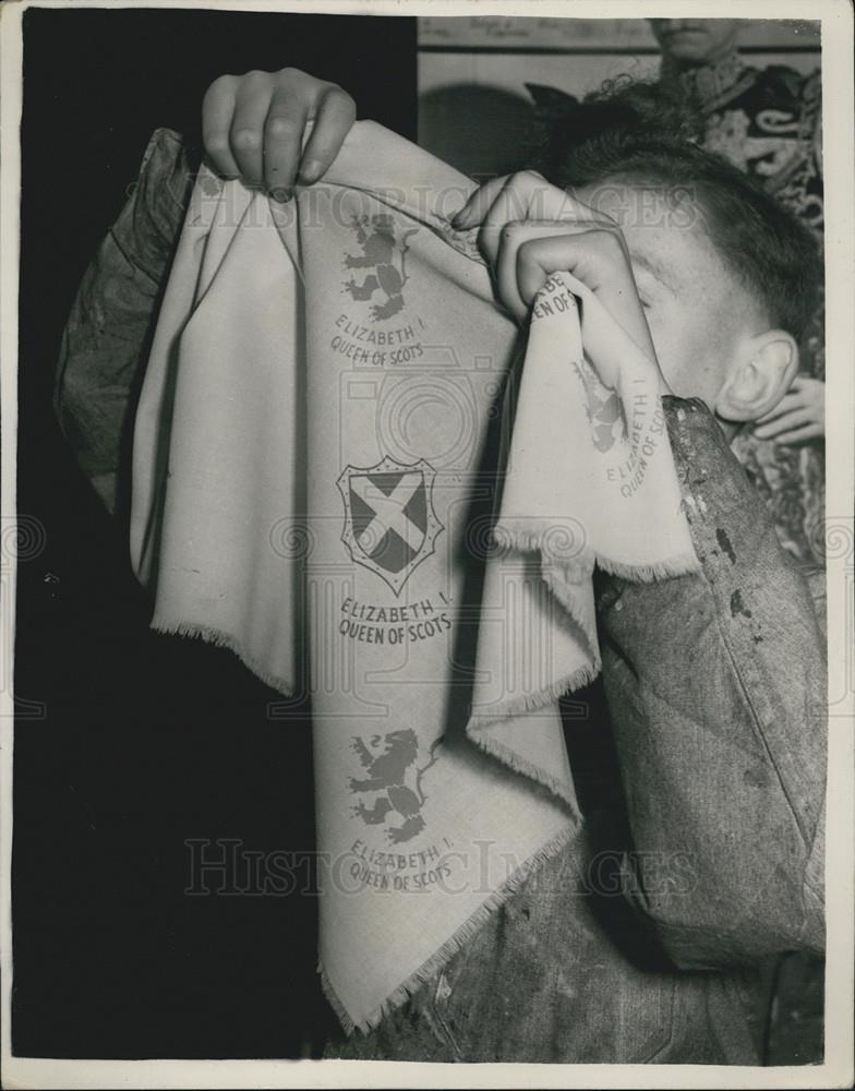 1953 Press Photo Production Of Scottish Elizabeth I Souvenirs Go Underground - Historic Images