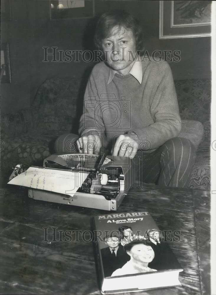 1977 Press Photo Simon Regan Author of Book About Princess Margaret - Historic Images