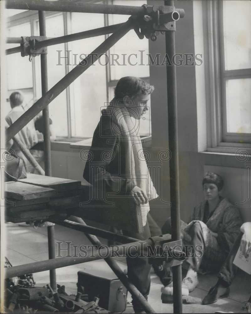 1965 Press Photo Karen Muir Before Winning The Girls 220 Yd Freestyle Champs - Historic Images