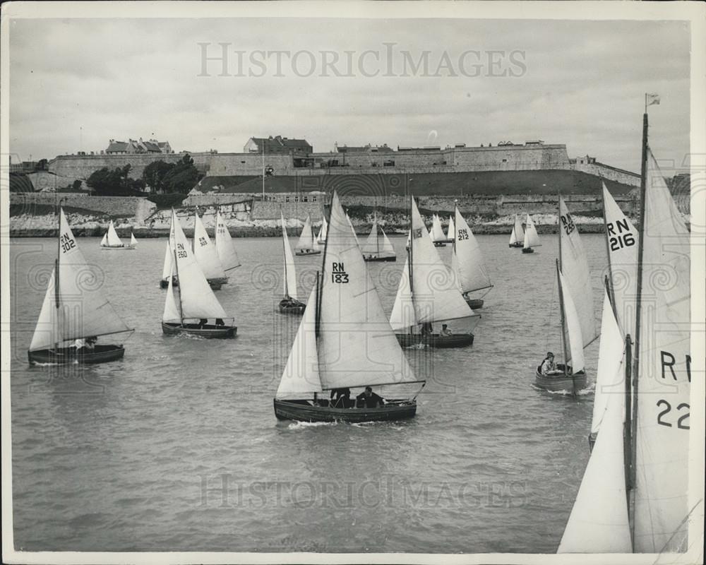 1954 Press Photo Royal Navy sailing Binghies race at the Plymouth Regatta - Historic Images