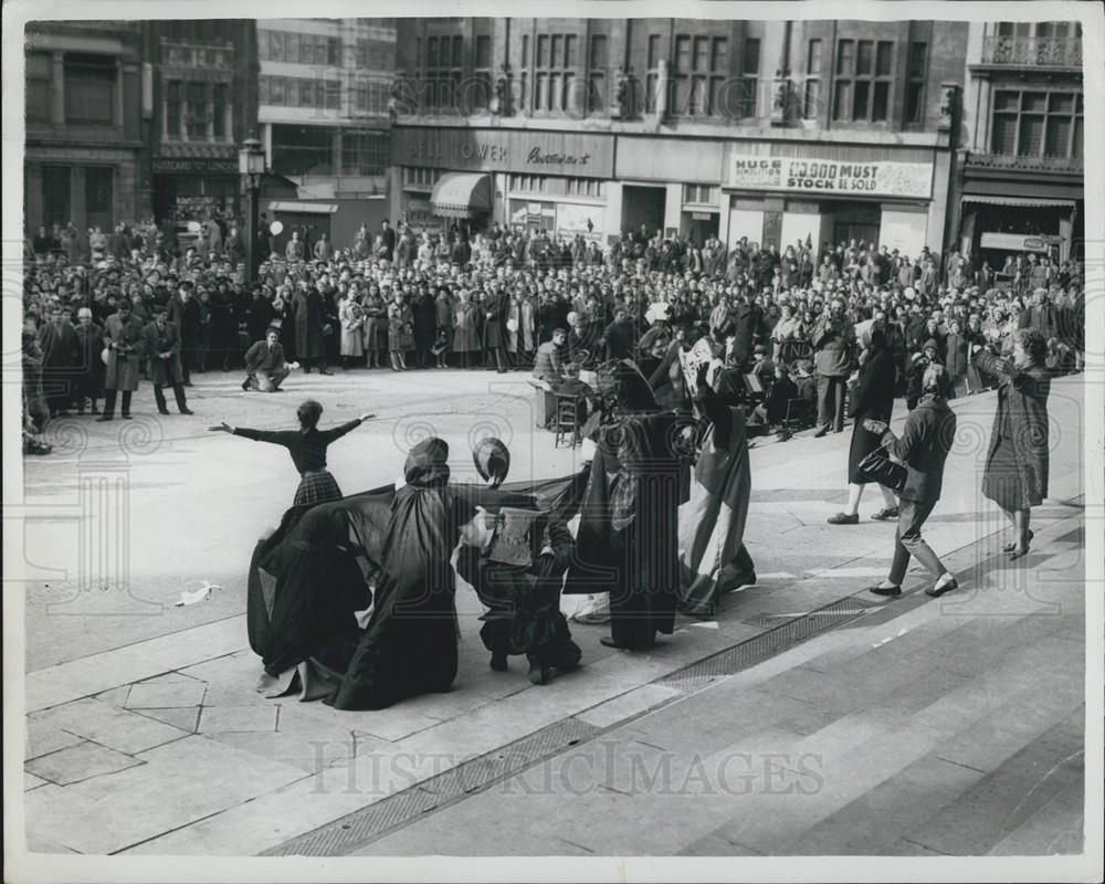 1962 Press Photo All-women nuclear disarmament parade in London - Historic Images