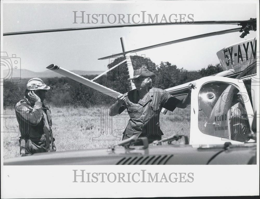 Press Photo Kenya game department veterinarian Dr Ishtiaq Chawdry - Historic Images