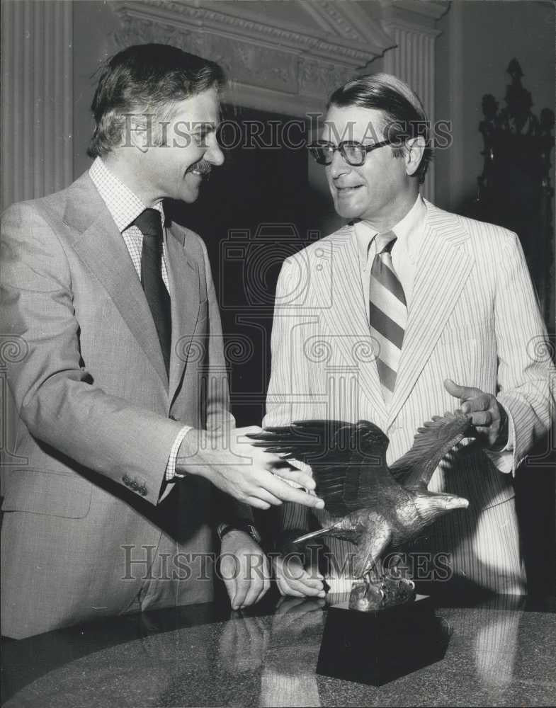 1975 Press Photo Sculpture &quot;The Great American Eagle&quot;Presented To Ambassador - Historic Images