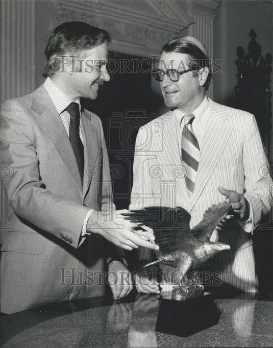 1975 Press Photo Sculpture "The Great American Eagle"Presented To Ambassador - Historic Images