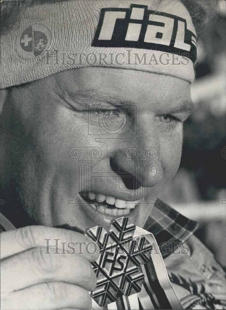 1987 Press Photo Gold for Peter Mueller Smiling Peter Muller Presents - Historic Images