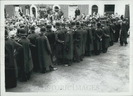 1960 Press Photo Rent Rebels Evicted From St. Pancras Flats - Historic Images