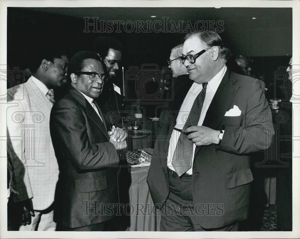 1978 Press Photo Bishop Abdel Muzorewa and UK Ambassador Ivor Richards - Historic Images