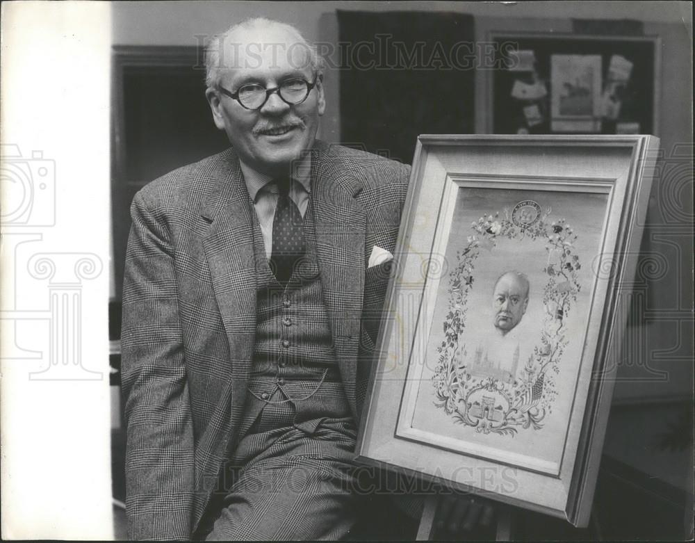 1965 Press Photo Colonel Alister Maynard and art exhibit - Historic Images