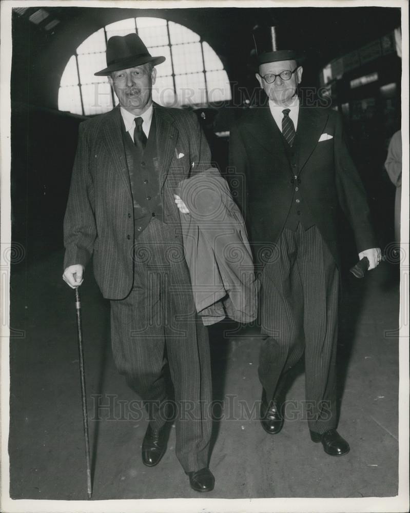 1957 Press Photo Harold Macmillan, Prime Minister, Station Master F.W. Goring - Historic Images