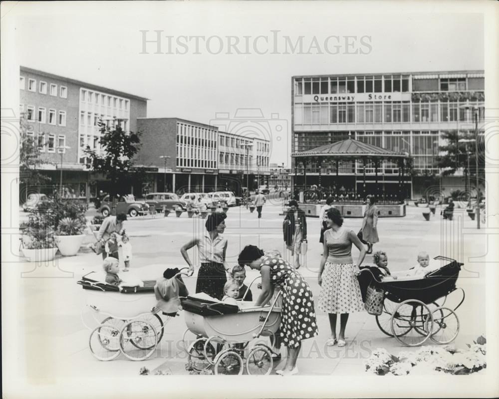 1961 Press Photo Mothers and children meet and talk in the Queen&#39;s Square - Historic Images