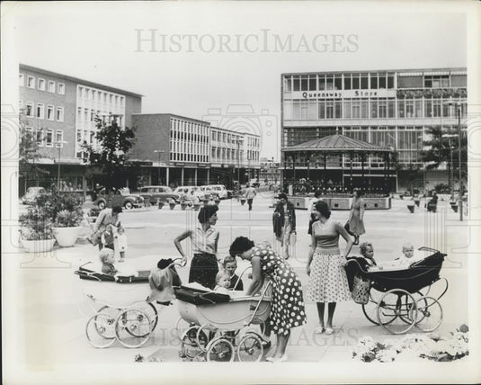 1961 Press Photo Mothers and children meet and talk in the Queen's Square - Historic Images