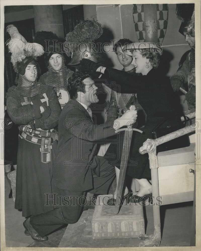 1954 Press Photo Ann Crawford Opens Exhibit For Arthur&#39;s Round Table-Selfridge - Historic Images