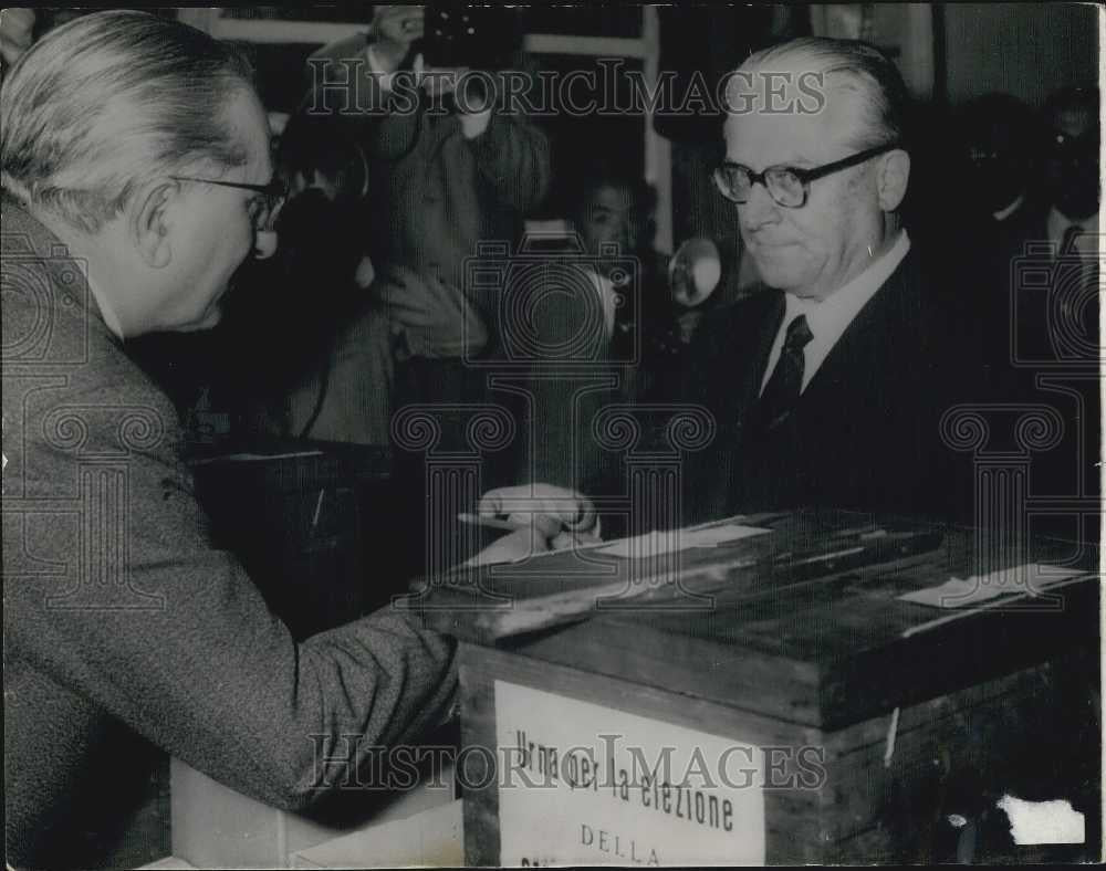 1958 Press Photo President Gronchi casts his vote - Historic Images