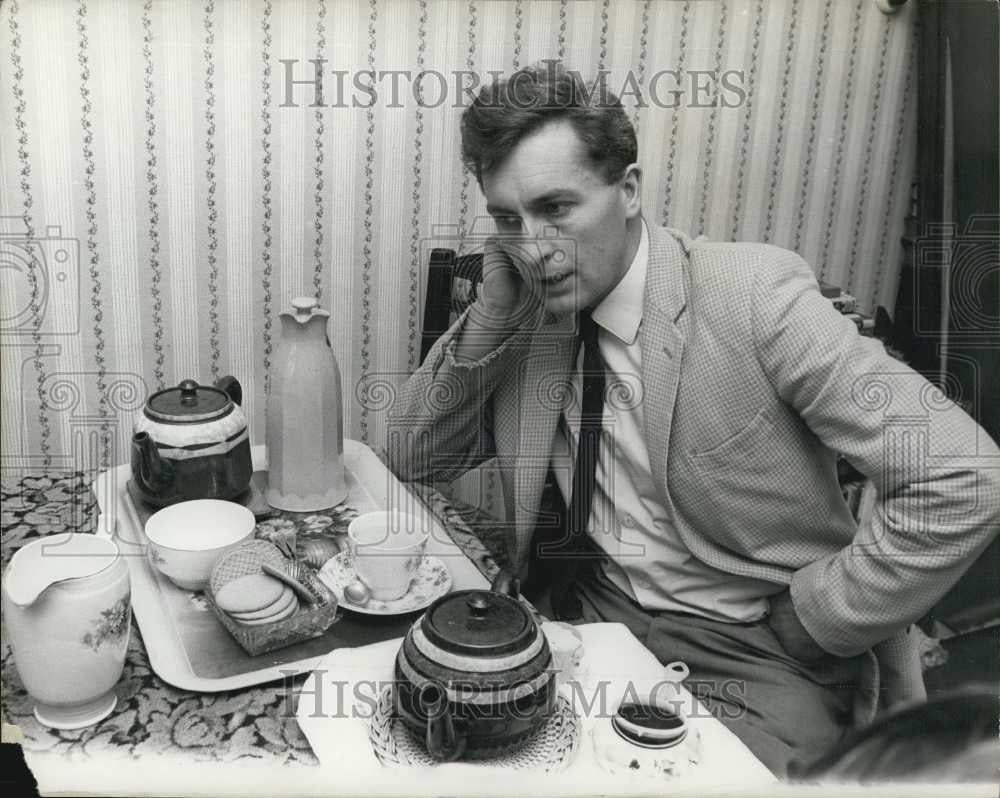 1963 Press Photo Eric Stone Arrives in London from South Africa - Historic Images