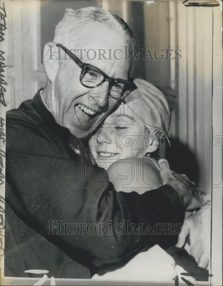 1965 Press Photo South Africa Swimmer Karen Muir, Manager Alex Bulley - Historic Images