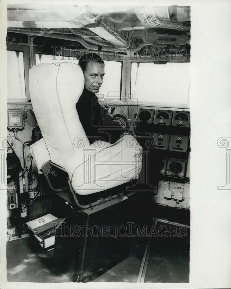 1964 Press Photo Captain Derek Empson At Bridge Of Eagle Carrier Trials - Historic Images