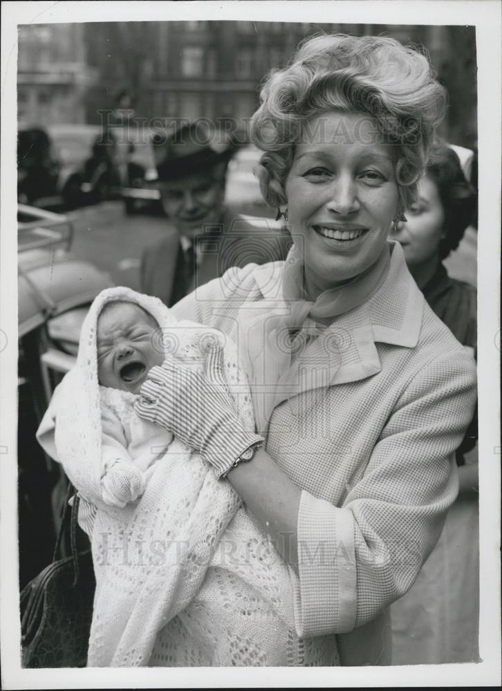 1959 Press Photo Joy Beverley Wright Singer Sisters New Baby London Clinic - Historic Images