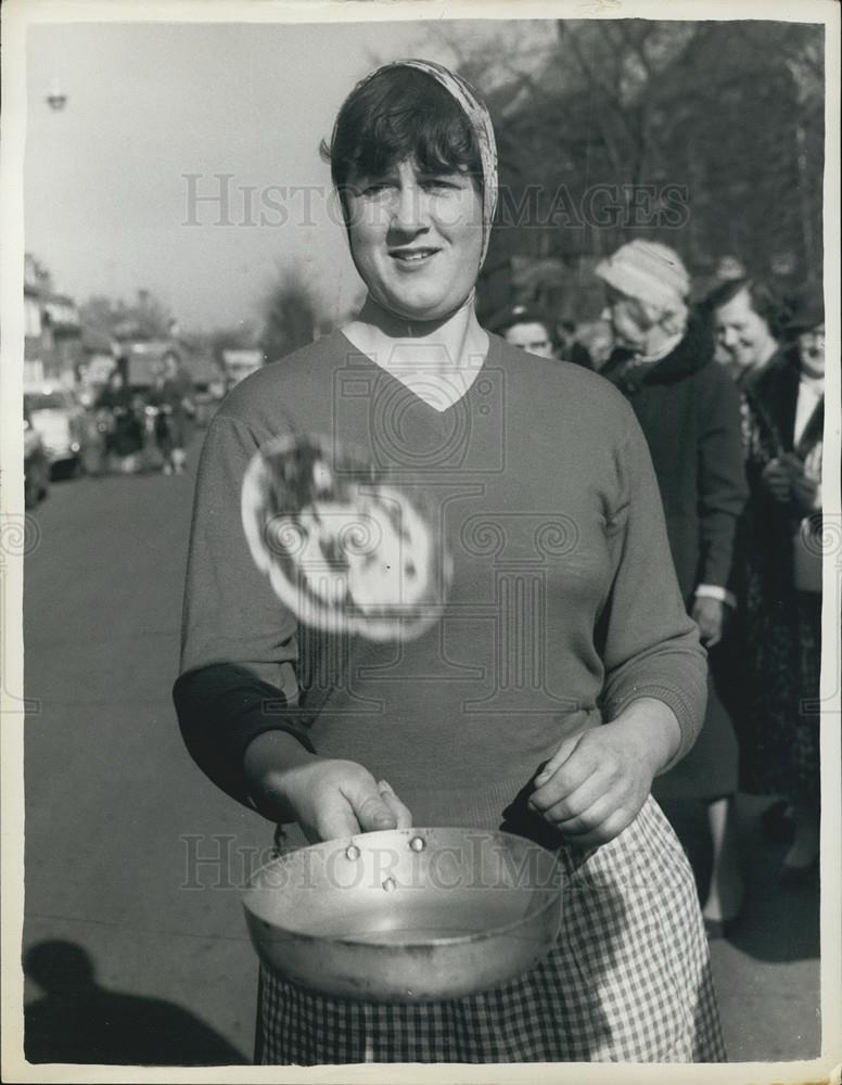 1961 Press Photo Annual Pancake Day Race At Olney Bucks - Historic Images