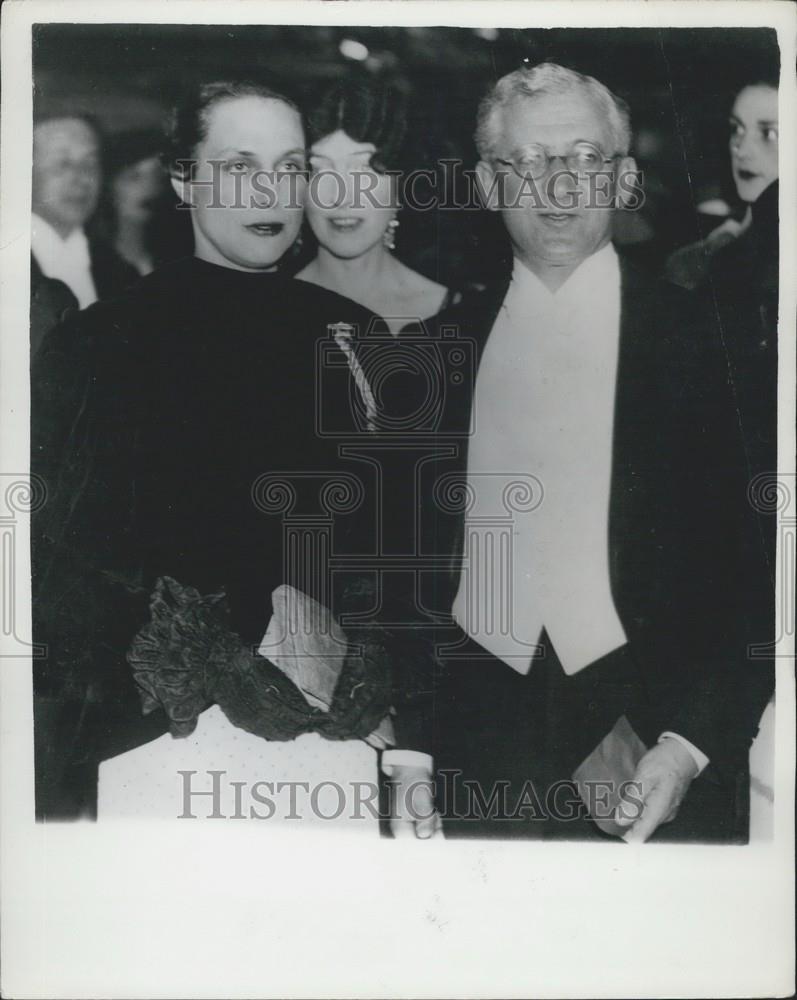 1934 Press Photo Mr. & Mrs. Anthony de Rothschild at premier of Rothschild film - Historic Images