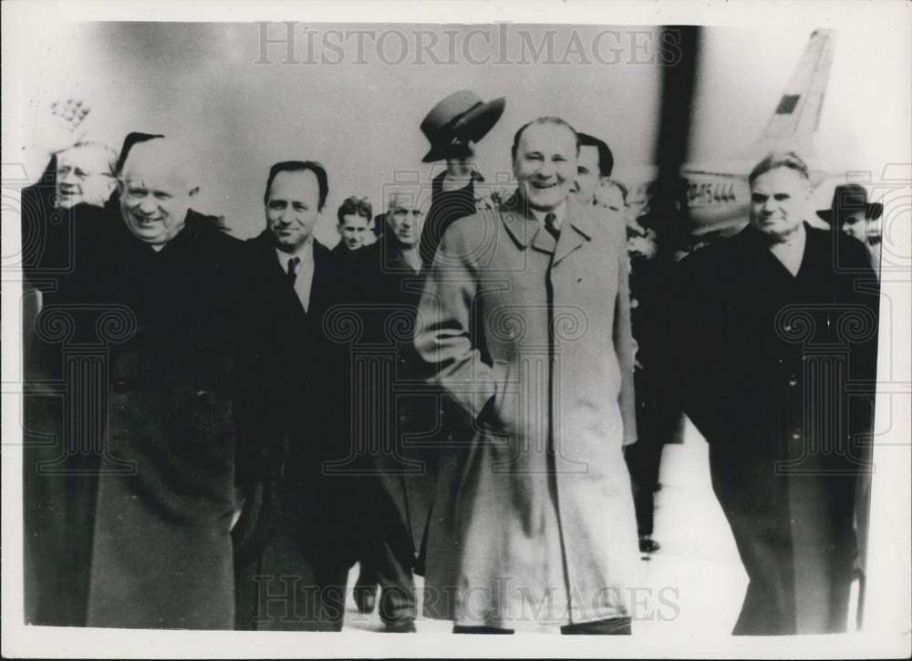 1958 Press Photo Krushchev Arriving Budapest Airport Kadar Accompanying - Historic Images