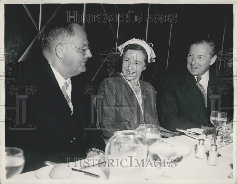 1954 Press Photo Herr Julius Raab, Mrs. H. Thorburn-Macfarlane & Mr. Selwyn Lloy - Historic Images