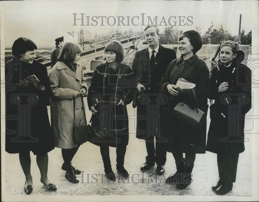 Press Photo Professor Alan Hodgkin arrives in Stockholm to receive Nobel Prize - Historic Images