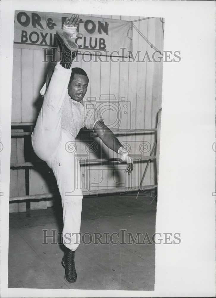 1956 Press Photo Archie Moore Kicks Leg In Air Training At Windsor - Historic Images