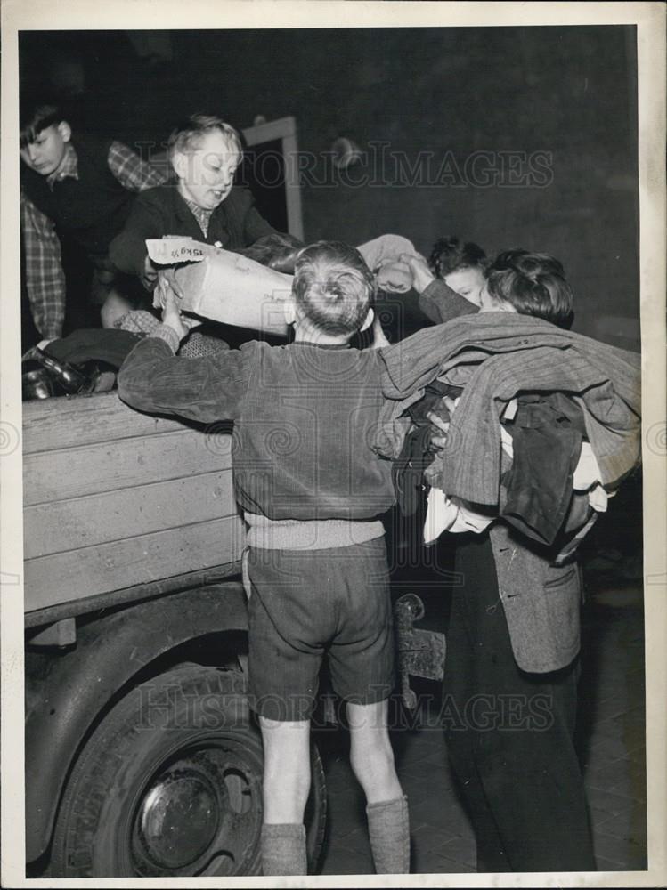 1953 Press Photo Boys Loading Aid Packages For German Refugees Soviet Zone - Historic Images