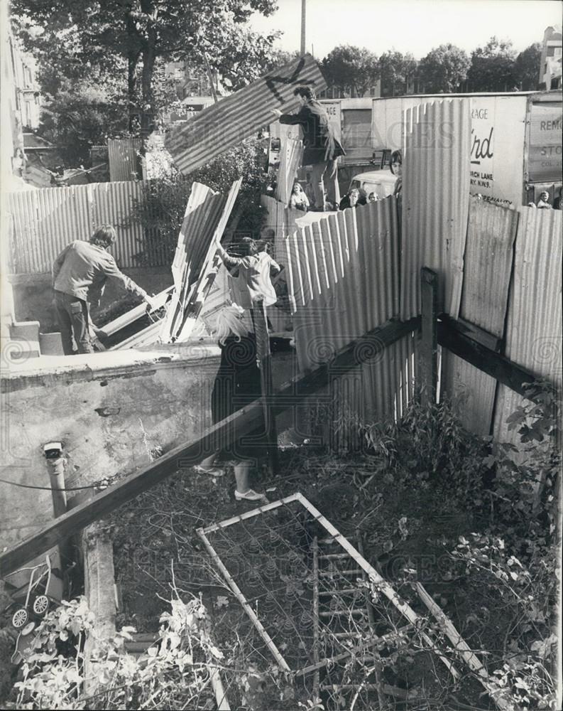 1972 Press Photo Elgin Avenue Squattters Move out Peacefully - Historic Images