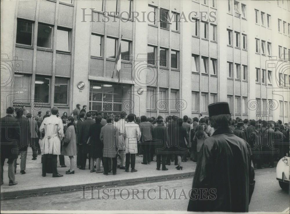 1969 Press Photo Medical Students Occupy Street In Front Of Paris School - Historic Images