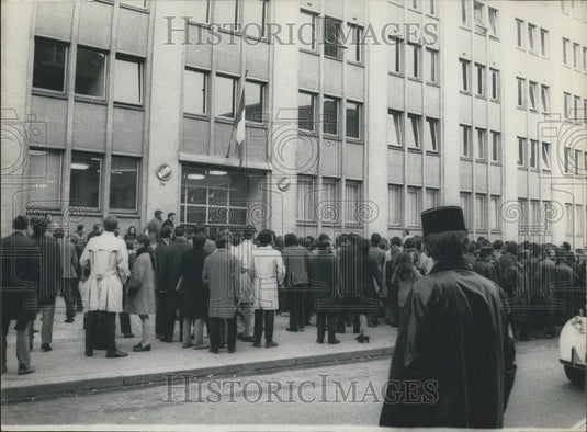 1969 Press Photo Medical Students Occupy Street In Front Of Paris School - Historic Images