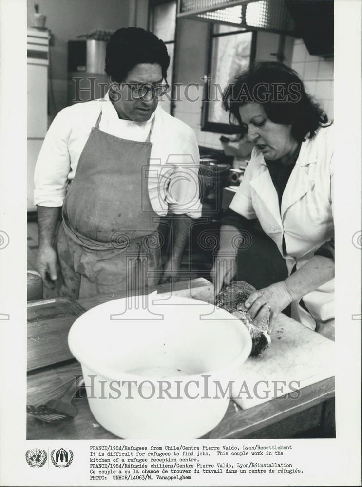 Press Photo Refugeesfrom Chile work in a kitchen - Historic Images