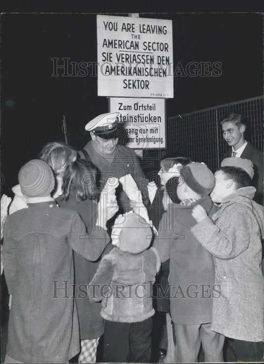 1957 Press Photo Berlin children and a policeman at Christmas time - Historic Images