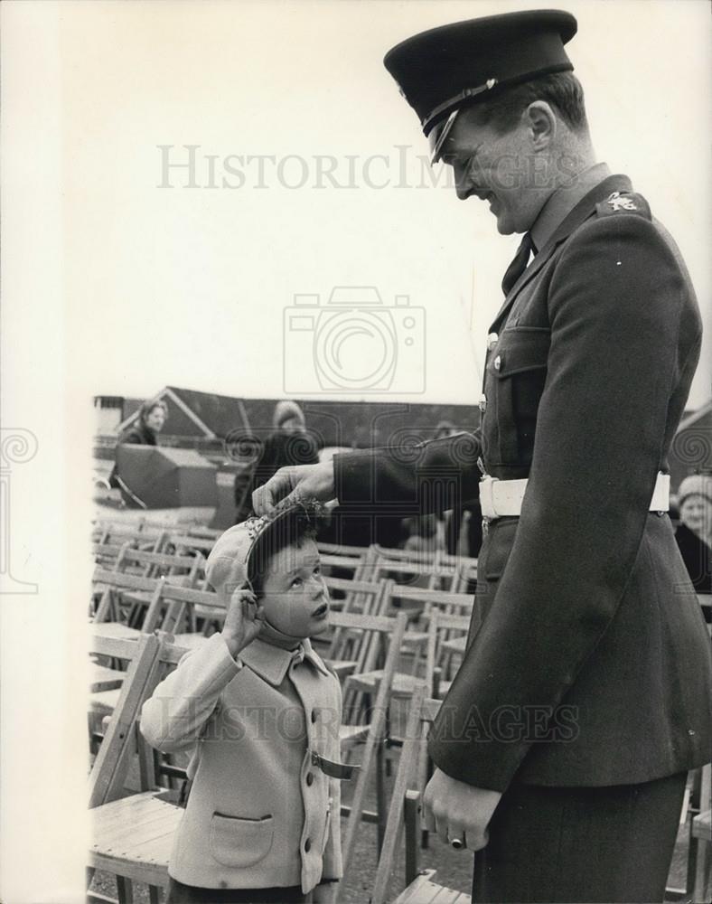 1967 Press Photo Maj Gen Basil Eugster Late Irish Guards Hands Out Shamrocks - Historic Images
