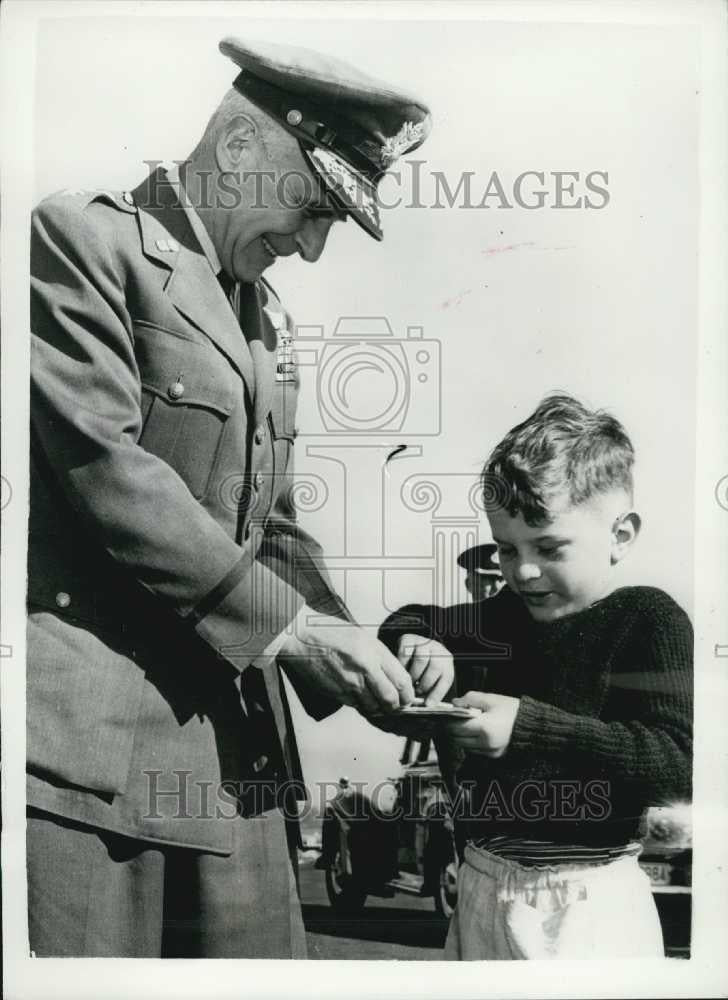 1956 Press Photo Young Autograph Hunter Peter Railings, Youngsters in Australia - Historic Images