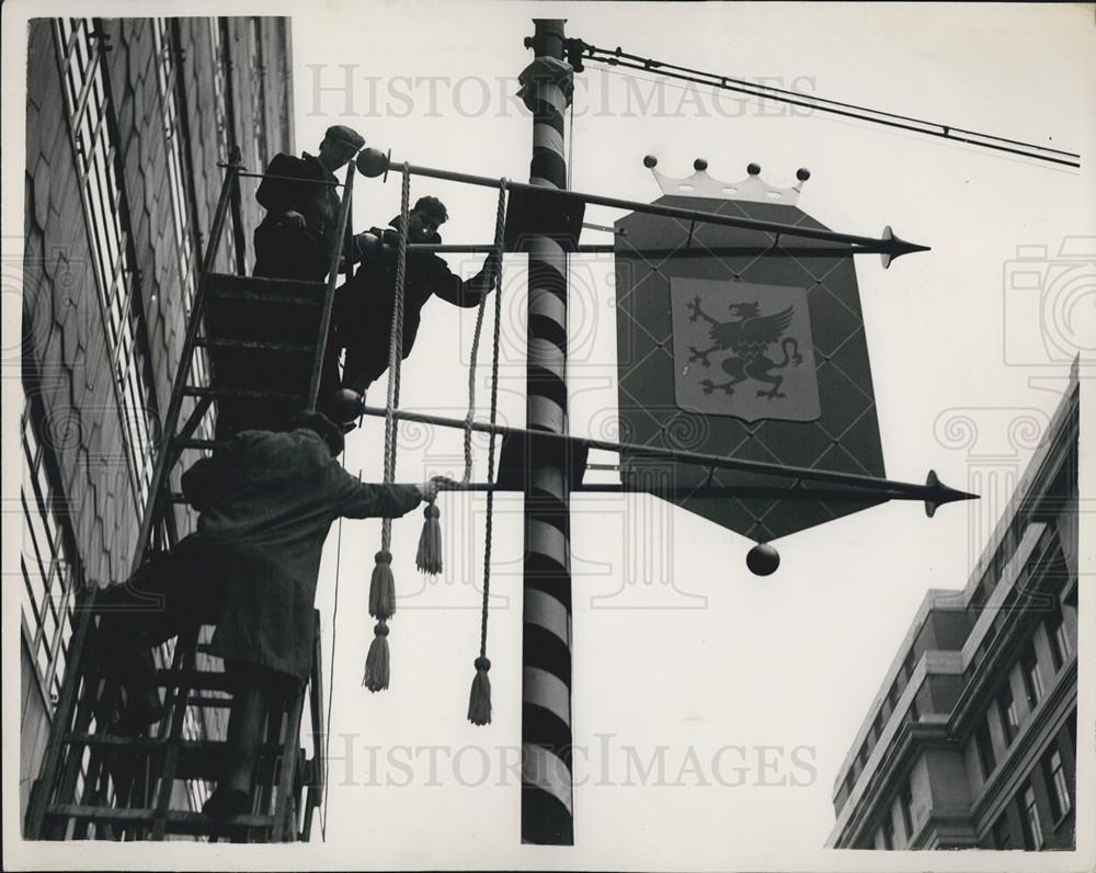 1953 Press Photo Holborn Colorful Lamp Posts Coronation Decorations - Historic Images