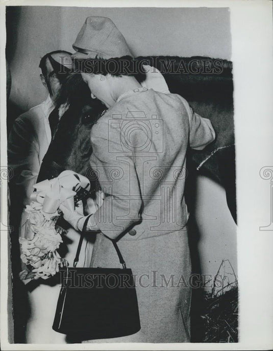 1961 Press Photo Duke's Pony Fancied Queen's Bouquet - Historic Images