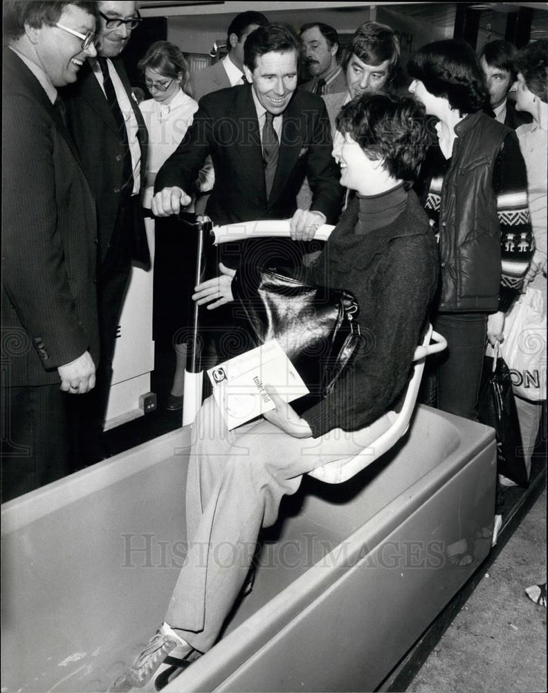 1981 Press Photo Lord Snowden Visit Ideal Home Exhibition Autoflit Disabled - Historic Images