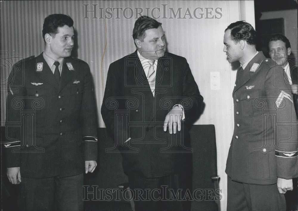 1959 Press Photo Federal Minister of Defense Franz Strauss Receives Pilots - Historic Images