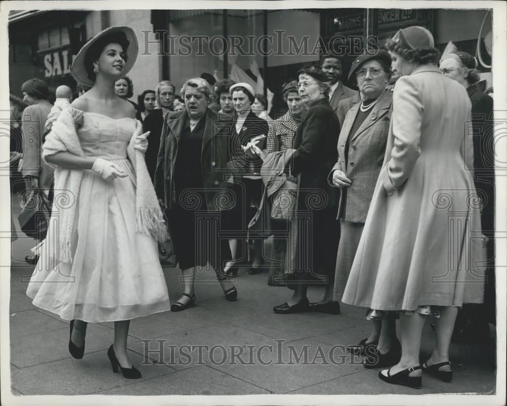 1954 Press Photo Shirley Cornish Wears Summer Dress Willesden School Art - Historic Images
