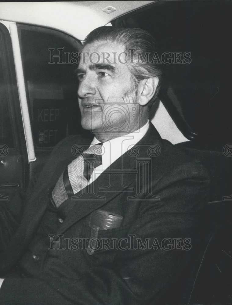 1975 Press PhotoChrysler Chief Meets Mr Variey the Minister of Industry - Historic Images