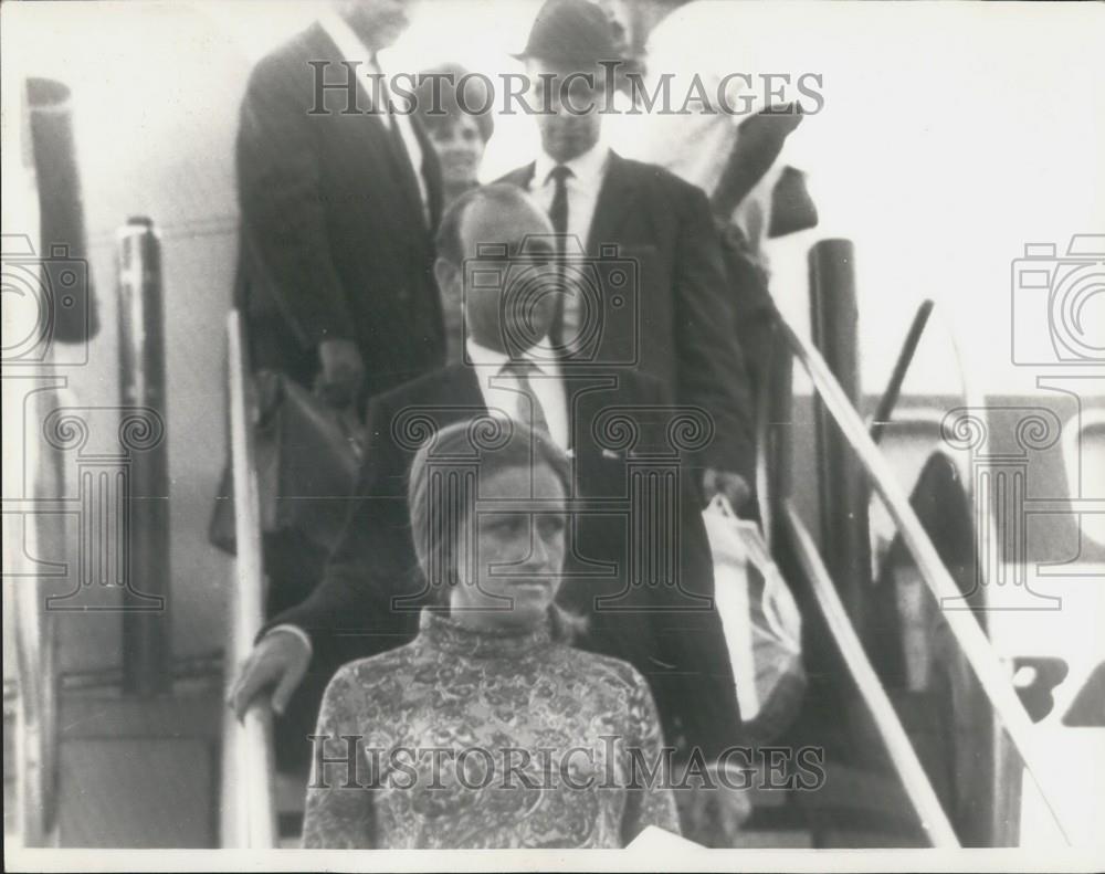 1969 Press Photo Couple Highjacked In Israeli Plane Back At Lydda Airport - Historic Images