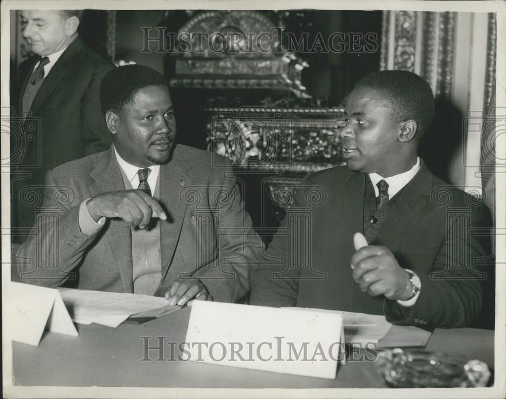 1960 Press Photo Mr. Joshua Knomo Talking to N.P.D. Representative Mr. N. Sithla - Historic Images