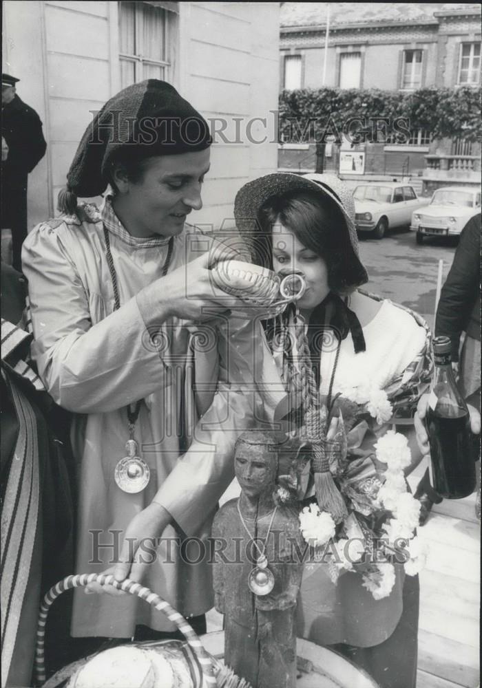 1967 Press Photo Brie Cheese and Beaujolais Wine Tasting - Historic Images