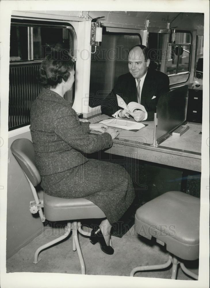 1958 Press Photo Minister Labour Iain MacLeod St James Square Office Inspection - Historic Images