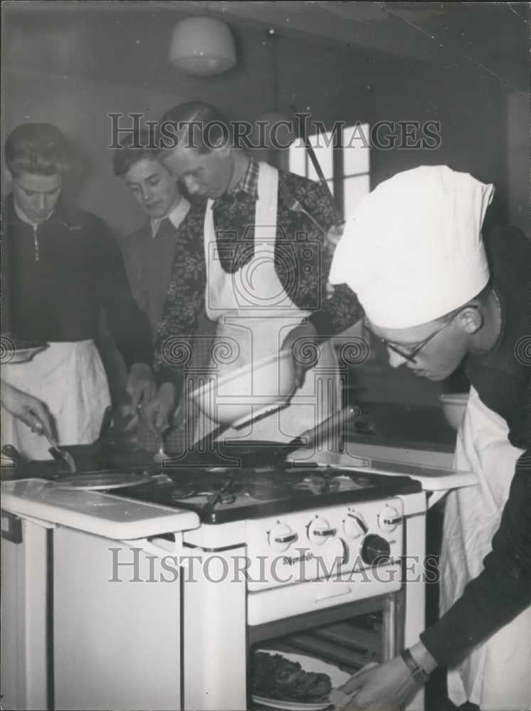 1953 Press Photo Municipal Middle School In Oberhausen Cooking Class For Boys - Historic Images