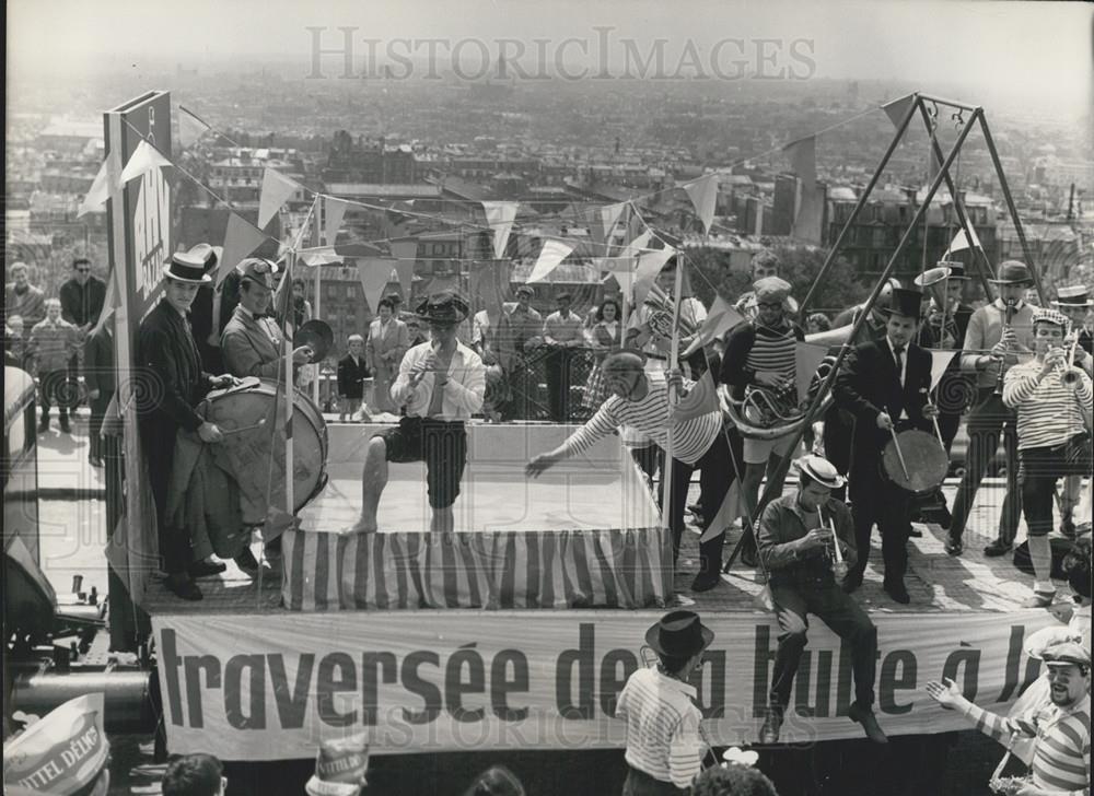 1960 Press Photo Swimming Across Montmartre Hilltop - Historic Images