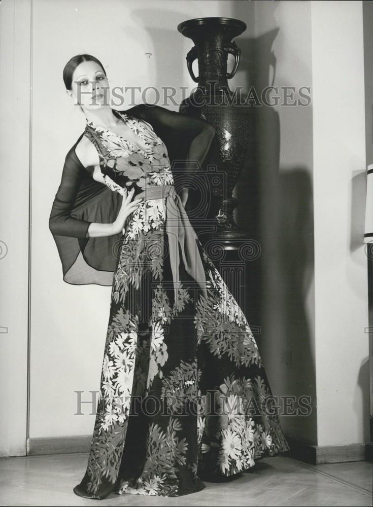 Press Photo Model wearing flowery dress - Historic Images