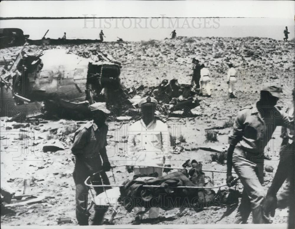 1965 Press Photo Jet Airliner Crash Wreckage Desert Near Cairo Airport - Historic Images