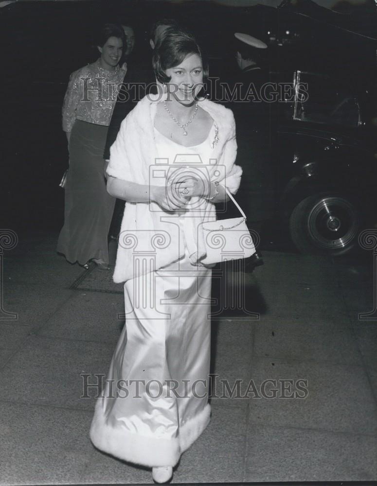 1966 Press Photo Princess Margaret Seeing The Insect Play Adlwyoh Theater - Historic Images